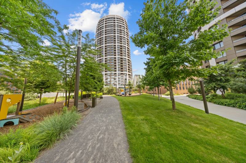 ŠTÝLOVÝ 2i byt,SKY PARK,VÝHĽAD,LOGGIA,PARKING,VEŽA II,Továrenská ul. - Bratislava - Staré Mesto, Továrenská, moderná architektúra obklopená zeleňou, chodník a detské ihrisko.