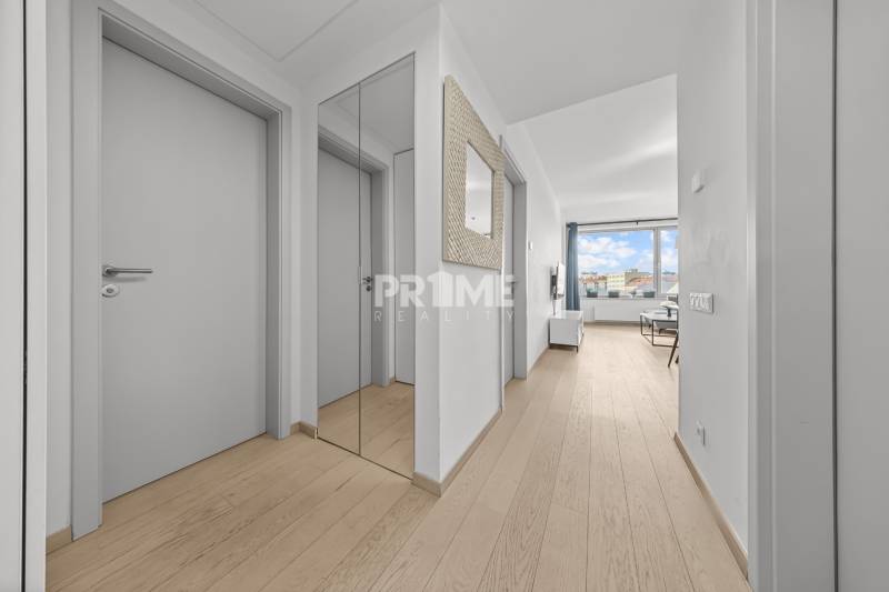 ŠTÝLOVÝ 2i byt,SKY PARK,VÝHĽAD,LOGGIA,PARKING,VEŽA II,Továrenská ul. - Interiér 2-izbového bytu s podlahou s dreveným dekorom a veľkým oknom.