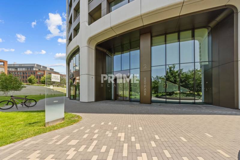 ŠTÝLOVÝ 2i byt,SKY PARK,VÝHĽAD,LOGGIA,PARKING,VEŽA II,Továrenská ul. - Bratislava - Staré Mesto, Továrenská: Sklená fasáda budovy Sky Park so zeleňou a bicyklom.