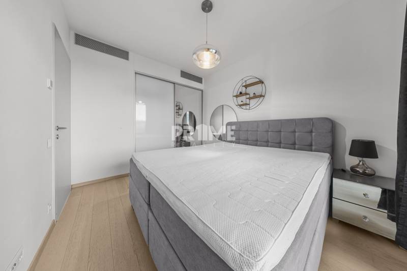 ŠTÝLOVÝ 2i byt,SKY PARK,VÝHĽAD,LOGGIA,PARKING,VEŽA II,Továrenská ul. - Spálňa v 2-izbovom byte s pohodlnou posteľou a podlahou s dreveným dekorom.