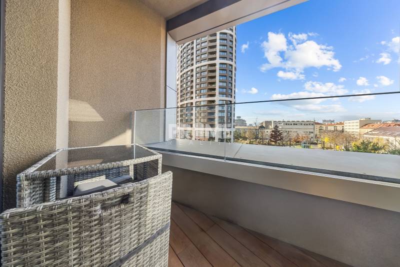 ŠTÝLOVÝ 2i byt,SKY PARK,VÝHĽAD,LOGGIA,PARKING,VEŽA II,Továrenská ul. - Balkón s výhľadom na mestskú panorámu, Továrenská ulica, Bratislava - Staré Mesto, 2-izbový byt.