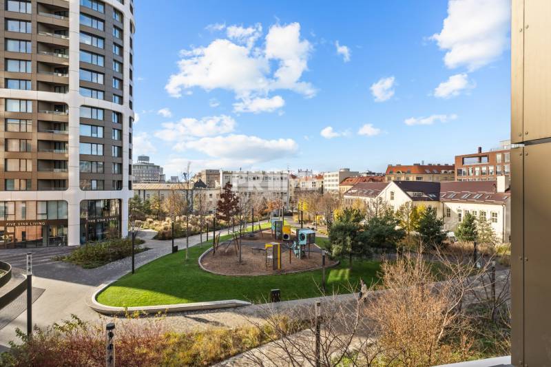 ŠTÝLOVÝ 2i byt,SKY PARK,VÝHĽAD,LOGGIA,PARKING,VEŽA II,Továrenská ul. - Výhľad na park s modernou výškovou budovou v Bratislave na Továrenskej ulici.