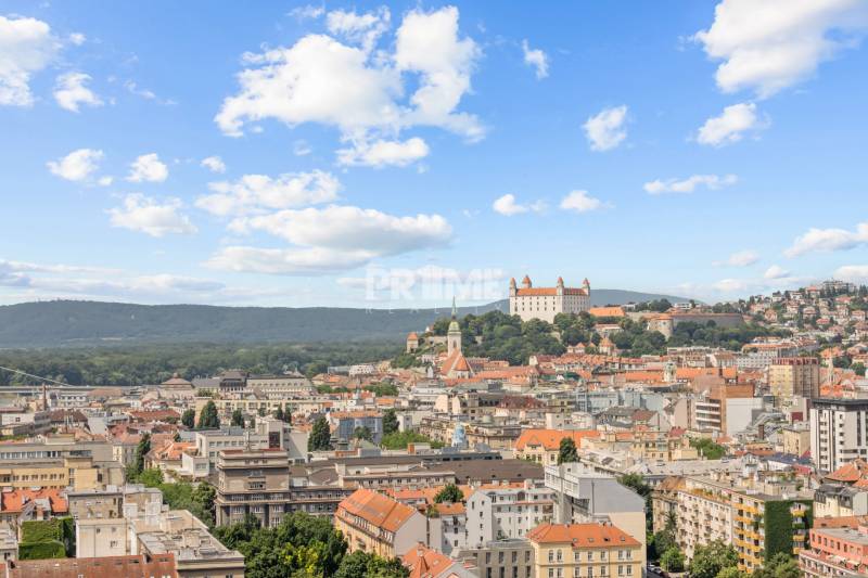 ŠTÝLOVÝ 2i byt,SKY PARK,VÝHĽAD,LOGGIA,PARKING,VEŽA II,Továrenská ul. - Panoramatický výhľad na Bratislavu - Staré Mesto s dominantným hradom a historickou architektúrou.