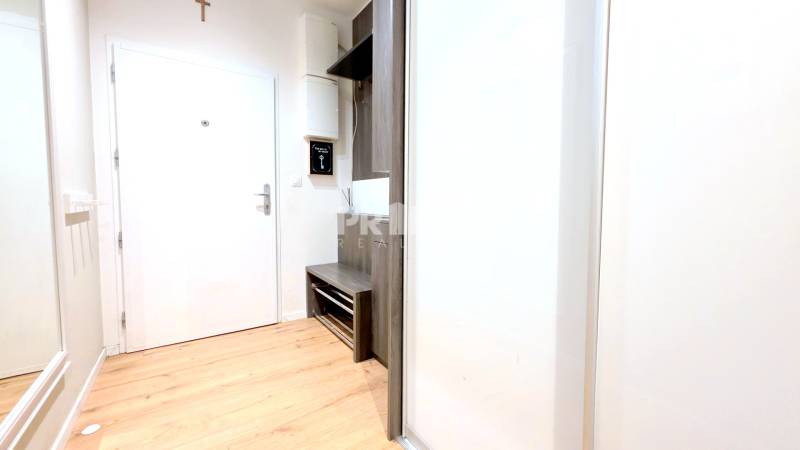 LUXUSNÝ 3i byt, TERASA, PARKING, KLÍMA, ZELENÁ HORKA, Ďumbierska ulica - Vstupná hala v 2-izbovom byte s podlahou s dreveným dekorom a bielymi dverami.