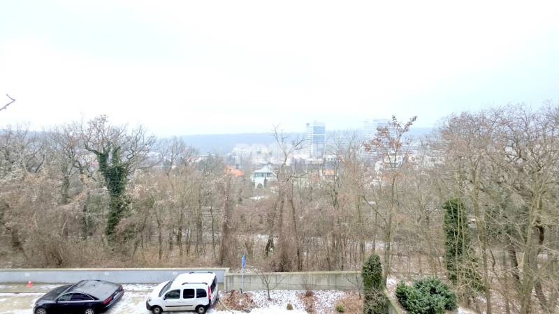 LUXUSNÝ 3i byt, TERASA, PARKING, KLÍMA, ZELENÁ HORKA, Ďumbierska ulica - Zimný pohľad z Ďumbierskej ulice v Bratislave - Novom Meste s autami a stromami.