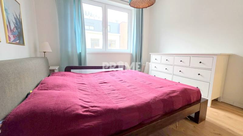 LUXUSNÝ 3i byt, TERASA, PARKING, KLÍMA, ZELENÁ HORKA, Ďumbierska ulica - Spálňa v 2-izbovom byte s posteľou, bielou komodou a oknom.