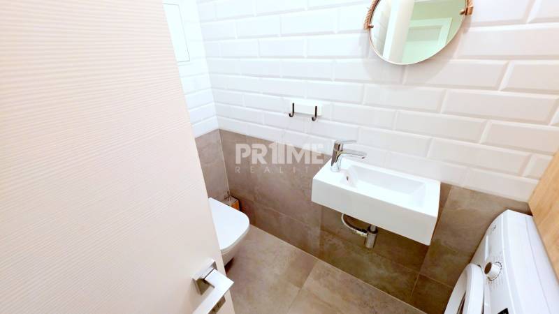 LUXUSNÝ 3i byt, TERASA, PARKING, KLÍMA, ZELENÁ HORKA, Ďumbierska ulica - Kúpeľňa v 2-izbovom byte s práčkou, umývadlom a zrkadlom.