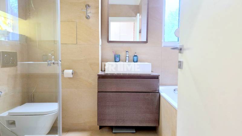 LUXUSNÝ 3i byt, TERASA, PARKING, KLÍMA, ZELENÁ HORKA, Ďumbierska ulica - Kúpeľňa v 2-izbovom byte s vaňou, umývadlom a zrkadlom, svetlá farebná schéma.