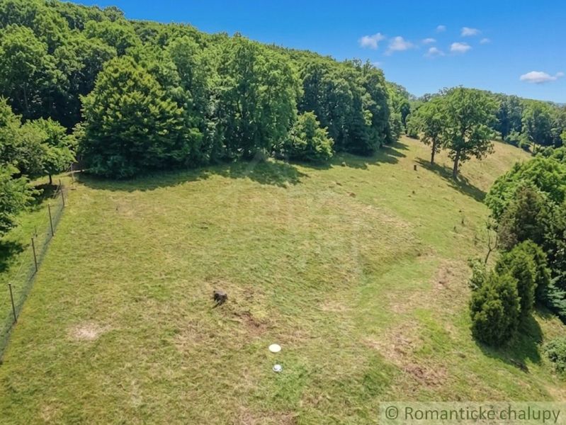 Pozemok s rozlohou 1403m2 pod lesom s krásnymi výhľadmi v obci Podhora