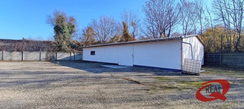 **BEZ PROVÍZIE**PRENÁJOM SKLADU S PARKOVANÍM ** - Biela budova na štrkovom pozemku na Magnetovej ulici, Bratislava - Nové Mesto.