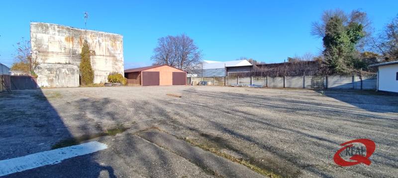 **BEZ PROVÍZIE**PRENÁJOM SKLADU S PARKOVANÍM ** - V Bratislava - Nové Mesto na Magnetovej ulici je prázdny priestor vedľa skladov a hál.