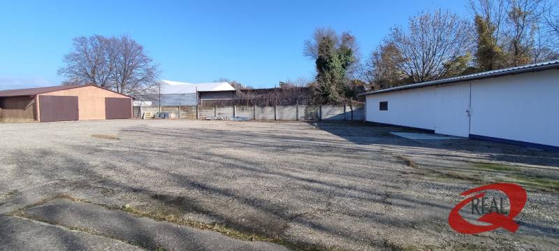 **BEZ PROVÍZIE**PRENÁJOM SKLADU S PARKOVANÍM ** - Exteriérové priestory skladov a hál v Bratislave - Novom Meste na Magnetovej ulici.