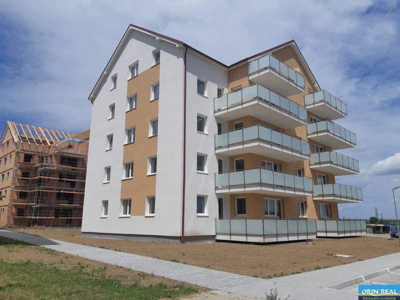 KÚPIM NOVOSTAVBU 2 IZB.BYTU V PEZINKU - Novostavba s balkónmi na ulici Muškátová, potenciálne miesto pre 2-izbový byt.