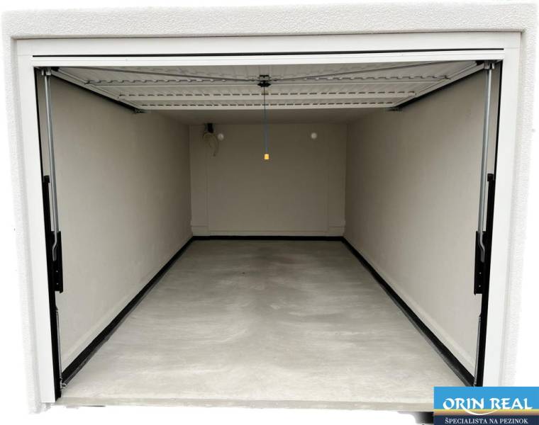 KÚPA POZEMKU NA UMIESTNENIE GARÁŽÍ - Otvorená garáž na ulici Muškátová, ideálne pre komerčné pozemky, prázdny interiér.