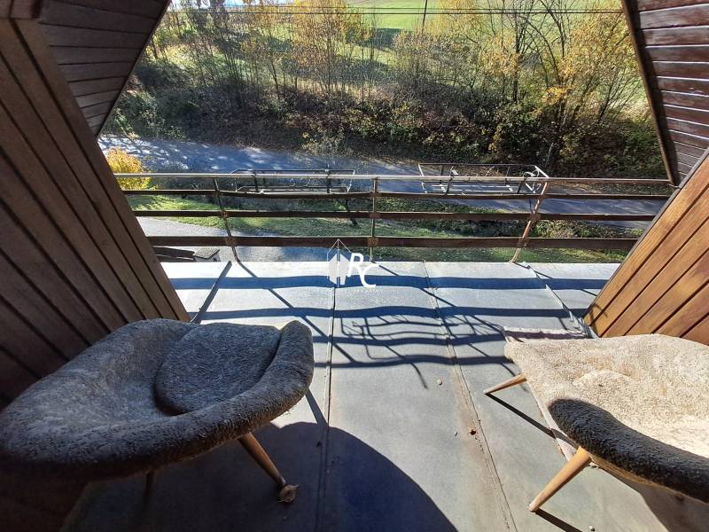 Šikovná drevenica pod lesom Slovenské Pravno  - Výhľad z balkóna rodinného domu v Slovenskom Pravne. Dve pohodlné kreslá a cesta.