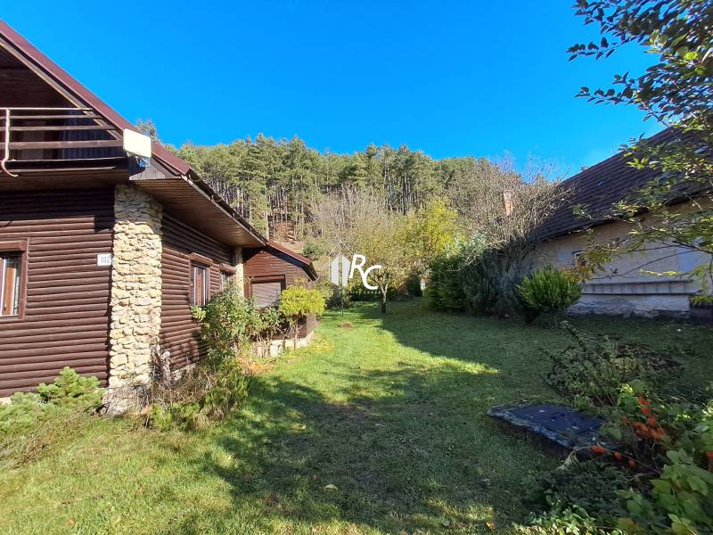 Šikovná drevenica pod lesom Slovenské Pravno  - Rodinný dom v Slovenskom Pravne so záhradou a dreveným obkladom pri lese.