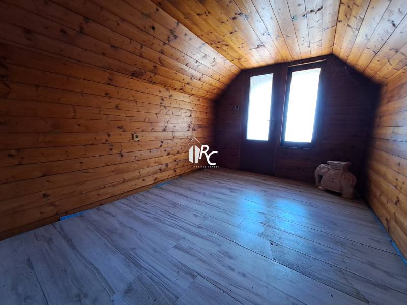 Šikovná drevenica pod lesom Slovenské Pravno  - Izba rodinného domu s dreveným obložením a podlahou s dreveným dekorom.