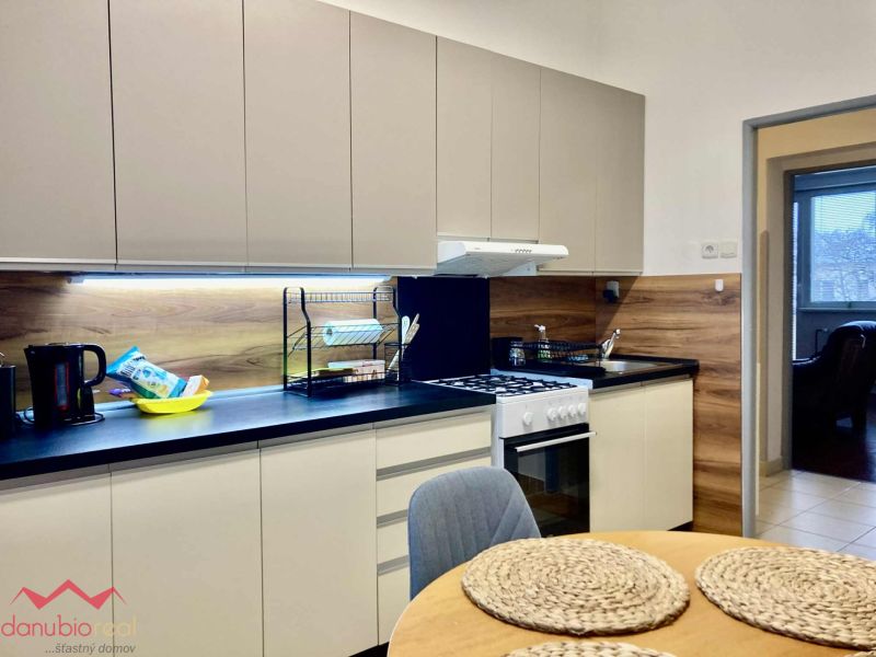 PRENAJATÉ Na prenájom zariadený svojpomocný byt /93m2/, Komárno