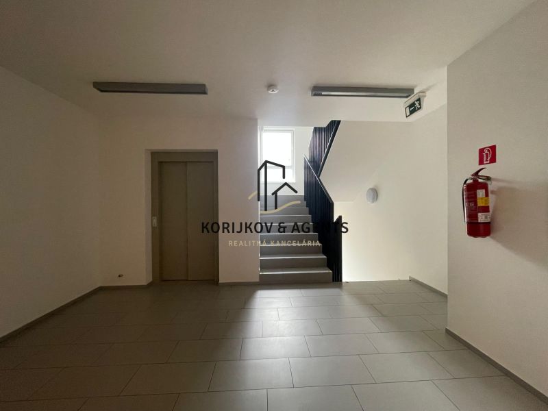 PRENÁJOM, 2 izbový byt na Fatranskej ulici, Nová Terasa, Košice-Západ - Choďba so schodiskom a výťahom v budove, dlaždicová podlaha, hasiaci prístroj na stene.