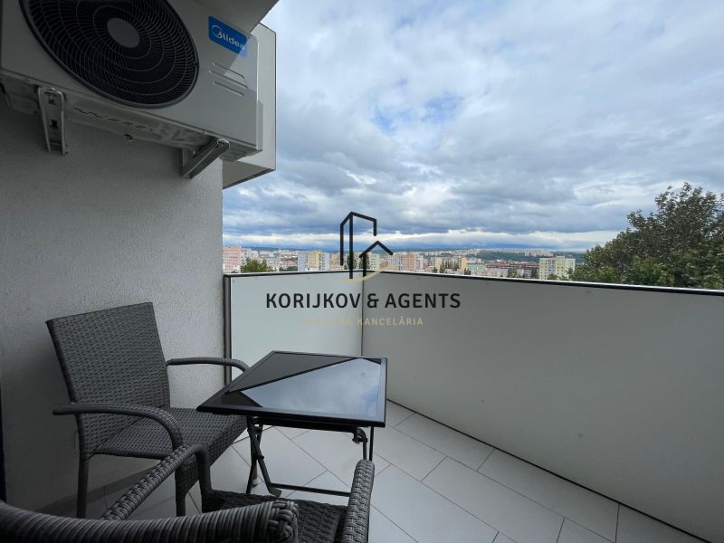 PRENÁJOM, 2 izbový byt na Fatranskej ulici, Nová Terasa, Košice-Západ - Balkón s ratanovým nábytkom na 2-izbovom byte s výhľadom na mestskú panorámu.