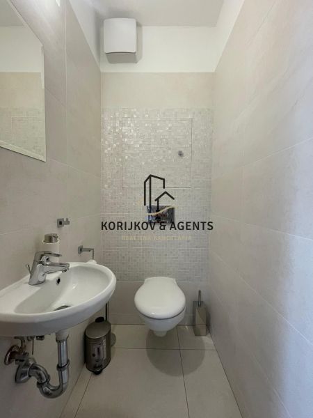 PRENÁJOM, 2 izbový byt na Fatranskej ulici, Nová Terasa, Košice-Západ - Minimalistická kúpeľňa v 2-izbovom byte, biely obklad, umývadlo a zavesené WC.