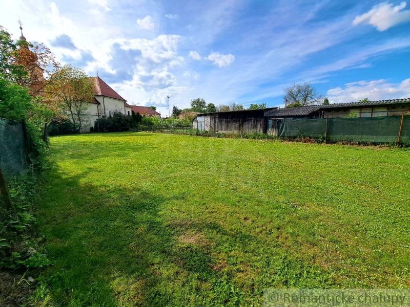Pozemok s rozlohou 928m2 so starším domom v obci Horné Lefantovce