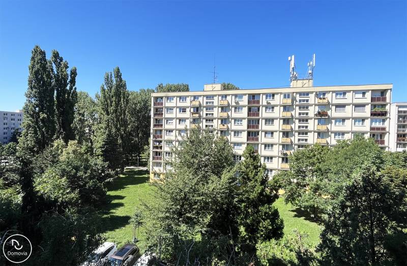 Bez provízie | Na prenájom dizajnové štúdio v Ružinove - Bytový dom obklopený stromami na ulici Čmelíkova v Bratislave-Ružinove.