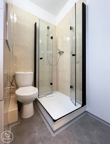 Bez provízie | Na prenájom dizajnové štúdio v Ružinove - Kúpeľňa s WC a sprchovacím kútom v garsónke.