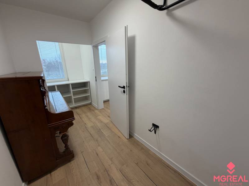 3 izbový byt s balkónom Topoľčany / PRENAJOM  - Miestnosť v 3-izbovom byte s klavírom, poličkami a podlahou s dreveným dekorom.