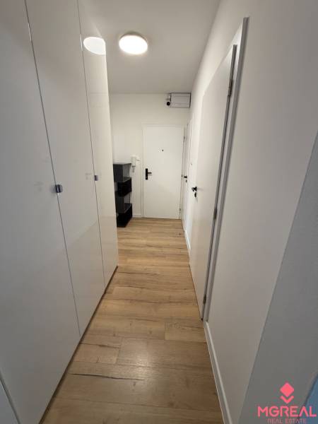 3 izbový byt s balkónom Topoľčany / PRENAJOM  - Chodba s podlahou s dreveným dekorom v 3-izbovom byte má biele skrine a dvere.
