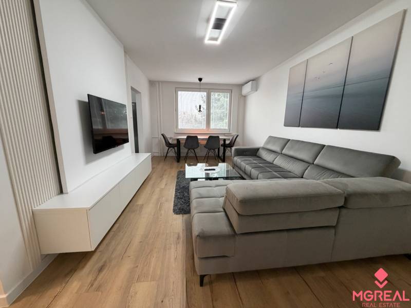 3 izbový byt s balkónom Topoľčany / PRENAJOM  - Svetlá obývačka v 3-izbovom byte s pohovkou a podlahou s dreveným dekorom.