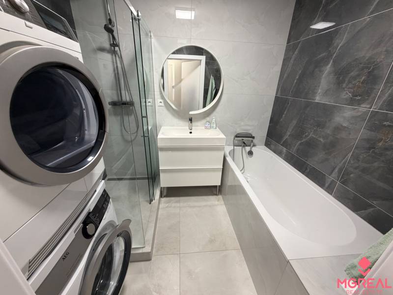 3 izbový byt s balkónom Topoľčany / PRENAJOM  - Kúpeľňa s práčkou, sprchovacím kútom a vaňou v 3-izbovom byte.