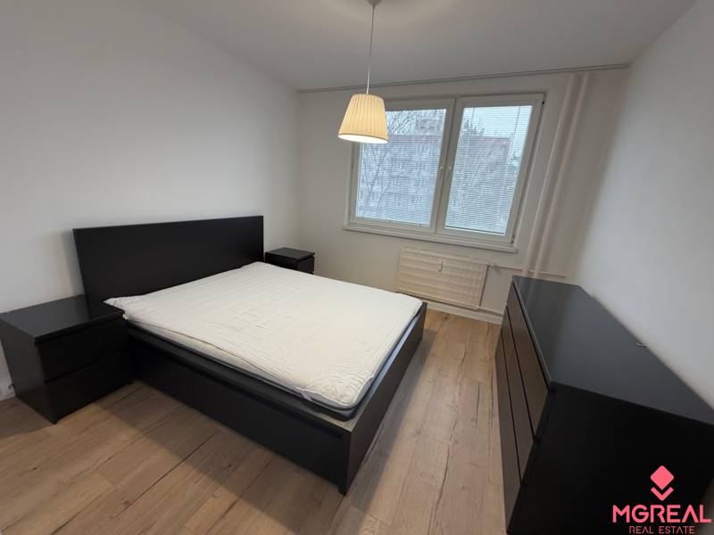 3 izbový byt s balkónom Topoľčany / PRENAJOM  - Spálňa s posteľou a čiernym nábytkom, podlaha s dreveným dekorom, 3-izbový byt.