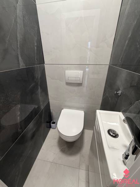 3 izbový byt s balkónom Topoľčany / PRENAJOM  - Toaleta s bielym umývadlom a čiernymi obkladmi v 3-izbovom byte.