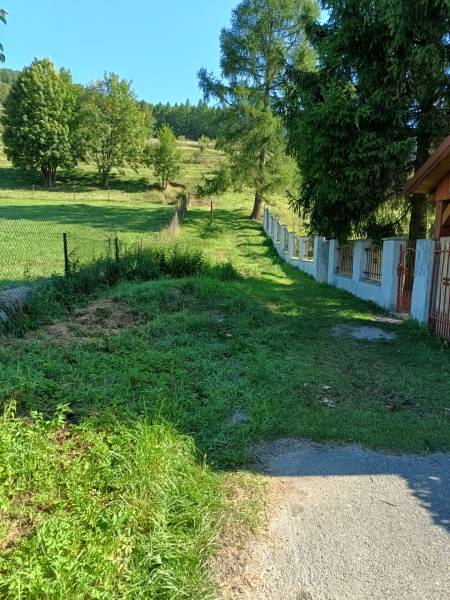 VRÍCKO - Stavebný pozemok vo výmere 1036 m2, okr.Martin - Pozemky na bývanie vo Vrícku s plotom, trávou a stromami, ideálne pre prírodu blízke bývanie.