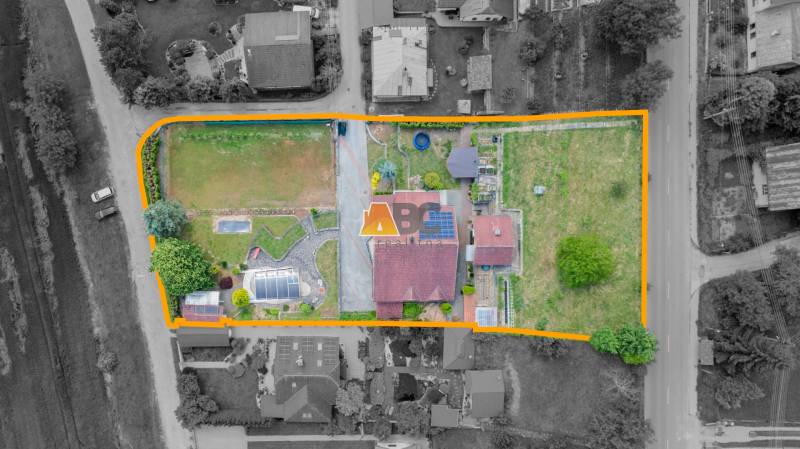 Na predaj Rodinný dom -rezort - Banská Bystrica 4500m2 - Rodinný dom na ulici Pod zámkom v Slovenskej Ľupči s vyznačeným pozemkom.