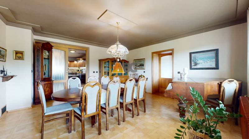 Na predaj Rodinný dom -rezort - Banská Bystrica 4500m2 - Jedáleň v rodinnom dome s dreveným jedálenským stolom, klavírom a vkusnými dekoráciami.