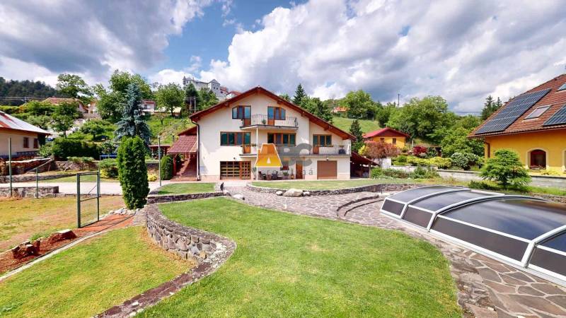 Na predaj Rodinný dom -rezort - Banská Bystrica 4500m2 - Rodinný dom v Slovenskej Ľupči na ulici Pod zámkom s veľkou záhradou a altánkom.