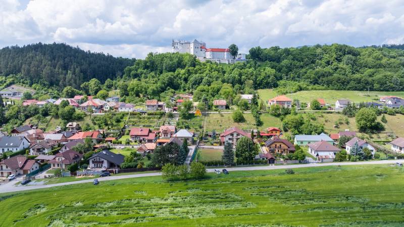 Na predaj Rodinný dom -rezort - Banská Bystrica 4500m2 - Pohľad na rodinné domy na ulici Pod zámkom v Slovenskej Ľupči so zámkom.