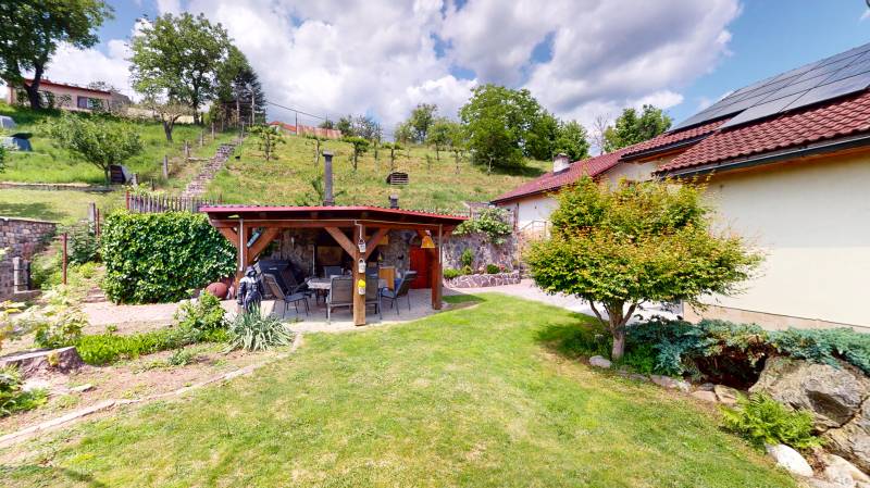 Na predaj Rodinný dom -rezort - Banská Bystrica 4500m2 - Záhrada rodinného domu na ulici Pod zámkom v Slovenskej Ľupči s altánkom a slnečnými panelmi.