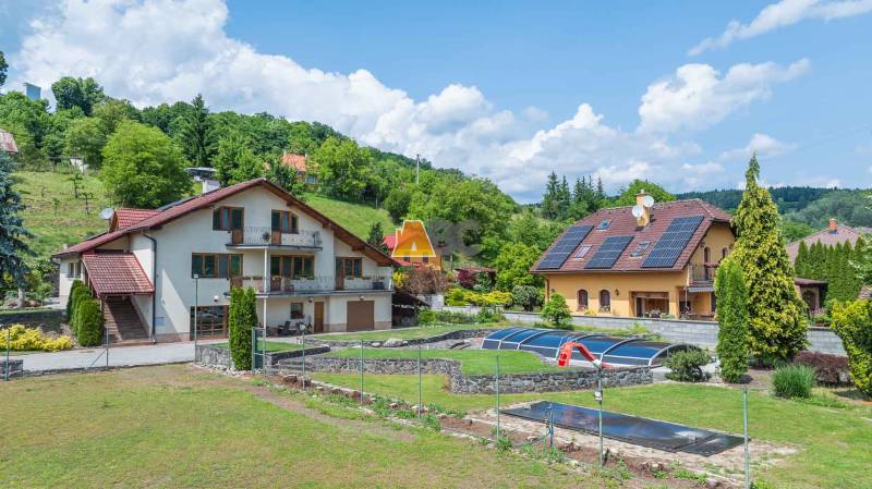 Na predaj Rodinný dom -rezort - Banská Bystrica 4500m2 - Rodinný dom na ulici Pod zámkom, Slovenská Ľupča, s bazénom a záhradou.