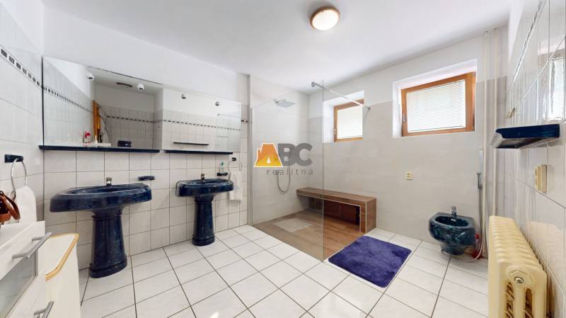 Na predaj Rodinný dom -rezort - Banská Bystrica 4500m2 - Kúpeľňa v rodinnom dome s dvomi umývadlami, sprchovým kútom a fialovým kobercom.