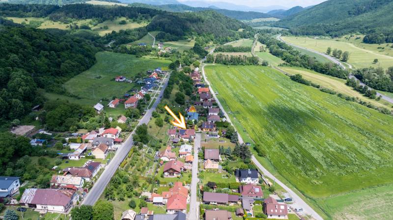 Na predaj Rodinný dom -rezort - Banská Bystrica 4500m2 - Letecký pohľad na rodinné domy v meste Slovenská Ľupča na ulici Pod zámkom.