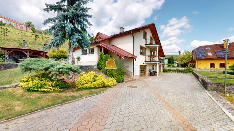 Na predaj Rodinný dom -rezort - Banská Bystrica 4500m2 - Rodinný dom na ulici Pod zámkom v Slovenskej Ľupči s okrasnou záhradou a garážou.