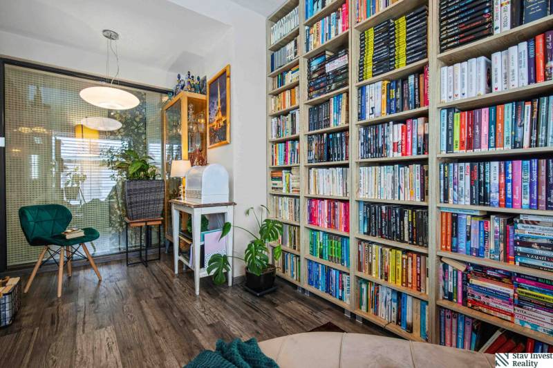 Ideálny dom pre rodinu, Blatné, okr. Senec - Knižnica plná kníh s podlahou s dreveným dekorom v rodinnom dome.