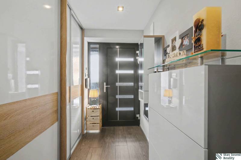 Ideálny dom pre rodinu, Blatné, okr. Senec - Chodba v rodinnom dome s podlahou s dreveným dekorom a elegantným vstupom.