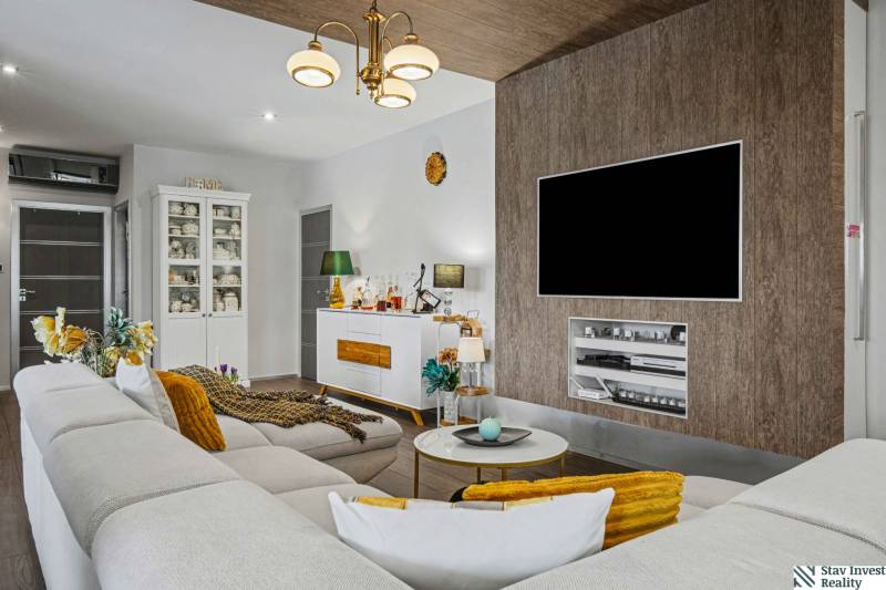 Ideálny dom pre rodinu, Blatné, okr. Senec - Elegantný interiér s podlahou s dreveným dekorom, priestrannou sedačkou a televíziou v rodinnom dome.