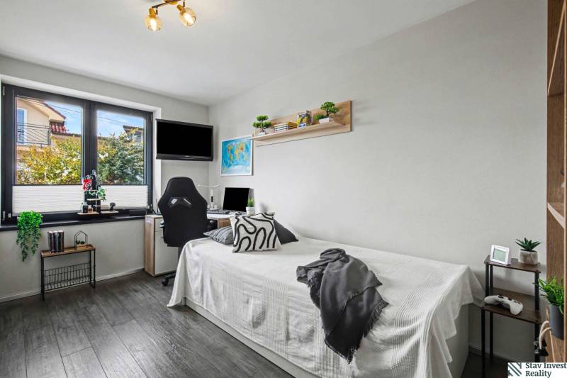 Ideálny dom pre rodinu, Blatné, okr. Senec - Izba v rodinnom dome s podlahou s dreveným dekorom, posteľou a pracovným stolom.