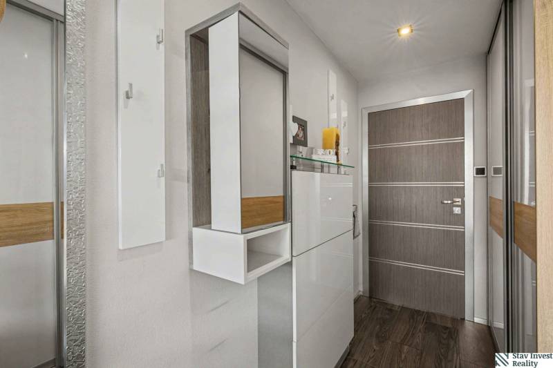 Ideálny dom pre rodinu, Blatné, okr. Senec - Vstupná chodba v rodinnom dome s podlahou s dreveným dekorom a bielym nábytkom.