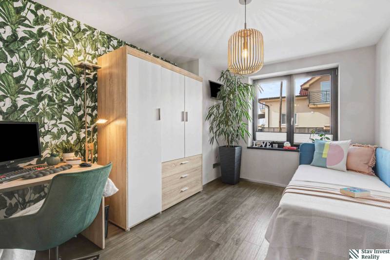 Ideálny dom pre rodinu, Blatné, okr. Senec - Izba v rodinnom dome s kvetinovou tapetou, podlahou s dreveným dekorom a veľkým oknom.